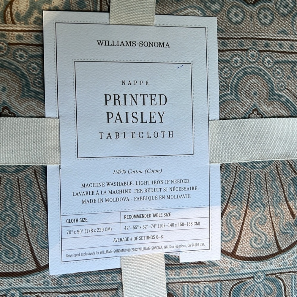 New Williams-Sonoma Blue Paisley Tablecloth 70X90 6-8 average settings - Picture 2 of 10